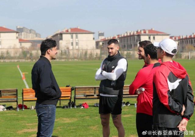 星空体育官方入口-亚泰兵抵武汉新帅谢晖随队 塞尔吉尼奥解禁复出
